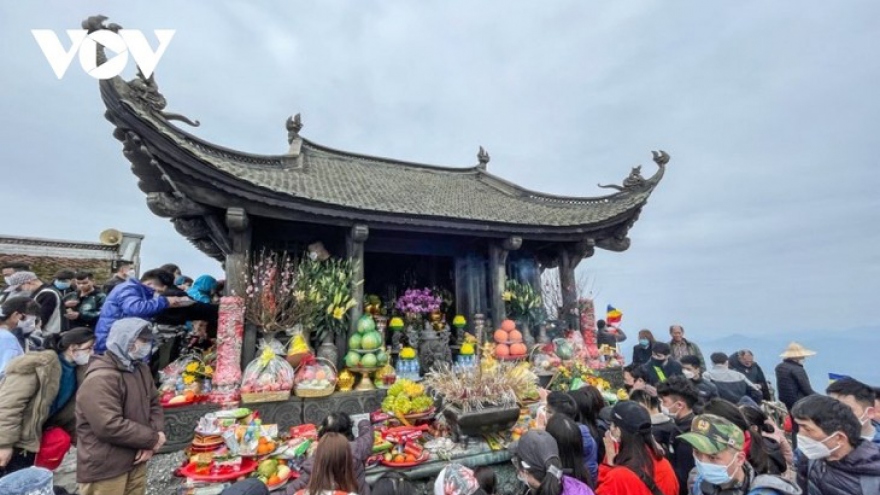 Thousands of visitors descend upon Yen Tu spring festival